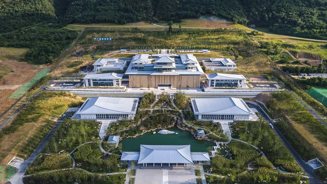 设备供给商托付延期频发，采购方转背多源采购取当地替代